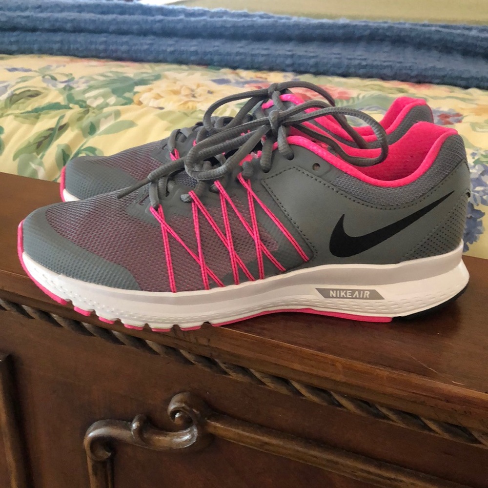 Nike Air Relentless 6 Athletic Shoes. NWOB Sz 7.5